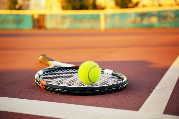 Tennis ball and racket on court - Foto, Imagen