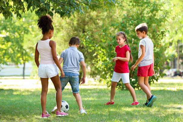 Aranyos gyerekek játszani Park - Fotó, kép