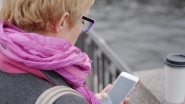 Mujer usando smartphone en el río
 - Metraje, vídeo