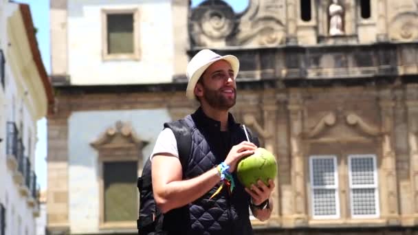 Toeristische wandelen met kokos in Pelourinho, Bahia, Salvador, Brazilië - Video