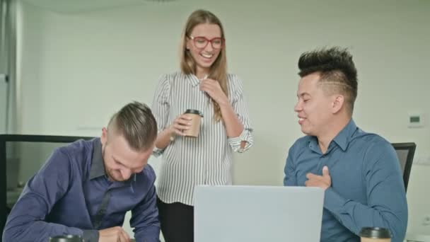 Άτομα ομάδας χρησιμοποιώντας το Laptop στο σύγχρονο Startup Office - Πλάνα, βίντεο