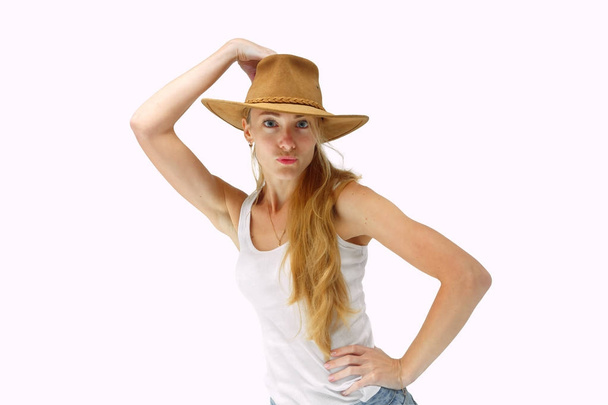 Νεαρή κοπέλα σε καπέλο - Φωτογραφία, εικόνα