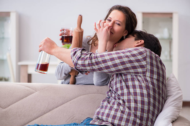 飲酒アルコールで家庭内暴力の概念 - 写真・画像