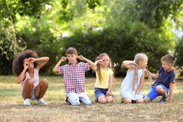 grupo de crianças brincando no parque - Foto, Imagem
