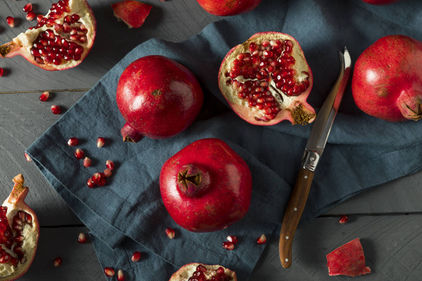 Raw Red Organic Pomegranates - Foto, immagini