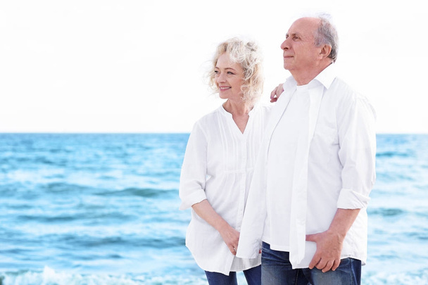 Szczęśliwa para starszy na morzu - Zdjęcie, obraz