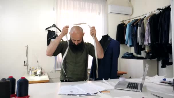 Tailor takes a meter off his neck - Záběry, video