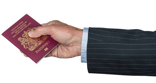 Main caucasienne senior tenant un passeport britannique
 - Photo, image