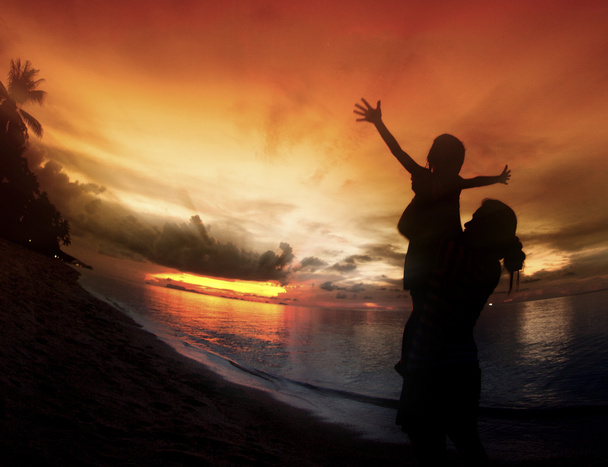 matka a její děti siluety na pláži - Fotografie, Obrázek