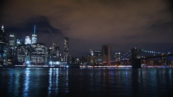 New York City Panorama mrakodrapů Panorama noční most East River view Manhattan vody odraz Usa východní pobřeží, okres panorama pohled doprava plošné zobrazení velké město, časová prodleva, 4k - Záběry, video