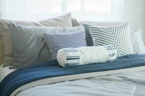 Белый болтер и подушки на кровати в современном классическом интерьере спальни
 - Фото, изображение