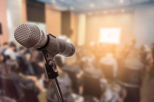 Микрофон над размытым форумом деловых людей Встреча Конференция Обучение Коучинг Концепция, размытый фон
 - Фото, изображение
