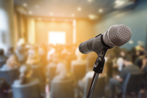 Микрофон над размытым форумом деловых людей Встреча Конференция Обучение Коучинг Концепция, размытый фон
 - Фото, изображение