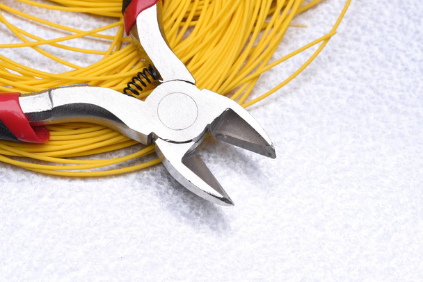 Narzędzia i kabel stosowany w instalacjach elektrycznych - Zdjęcie, obraz
