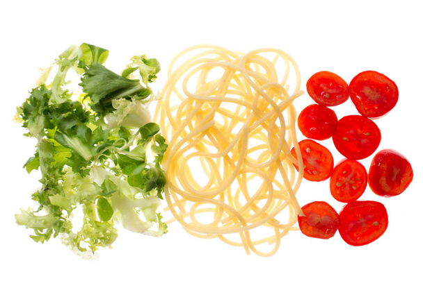 Az olasz étterem, élelmiszer, a zászló színei. Tészta, saláta, és - Fotó, kép