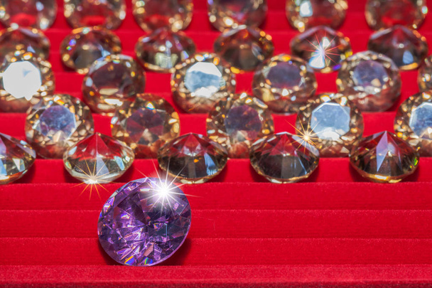 Diamante púrpura Amethys en franela roja
 - Foto, imagen