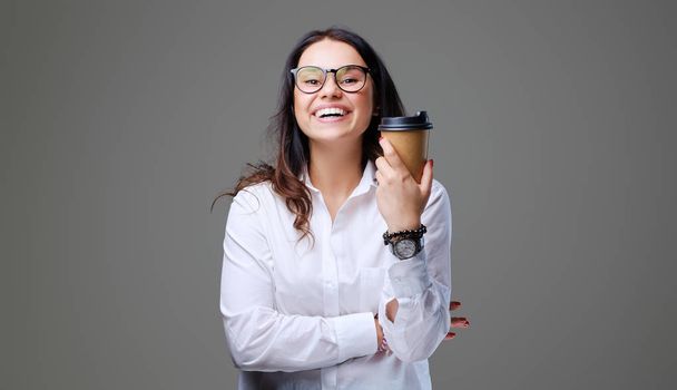 Mujer sostiene tomar café
. - Foto, Imagen