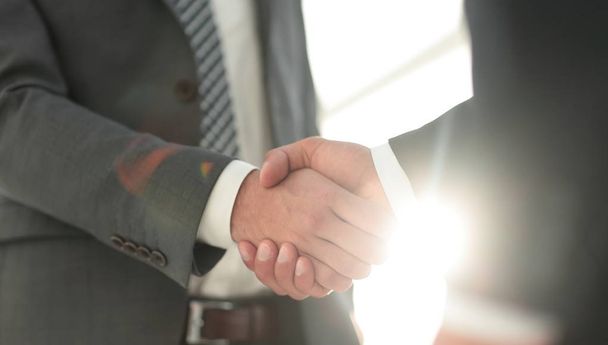 Podnikatel dává ruku pro handshake partnerovi - Fotografie, Obrázek