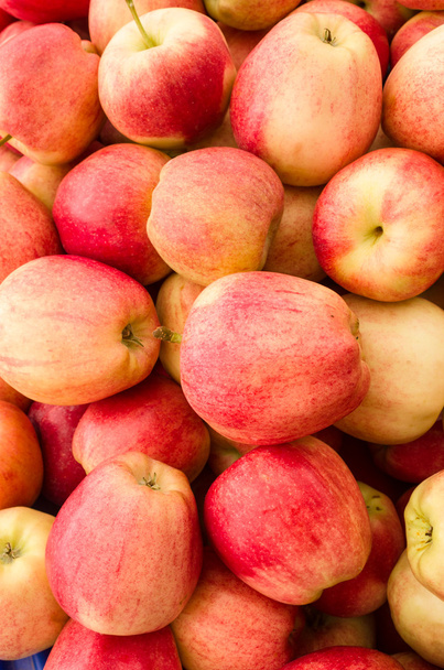 Punaiset kypsät omenat esillä
 - Valokuva, kuva