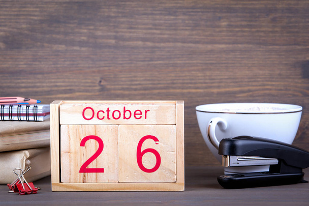26 октября. Крупный план деревянного календаря. Планирование времени и бизнес-фон
 - Фото, изображение