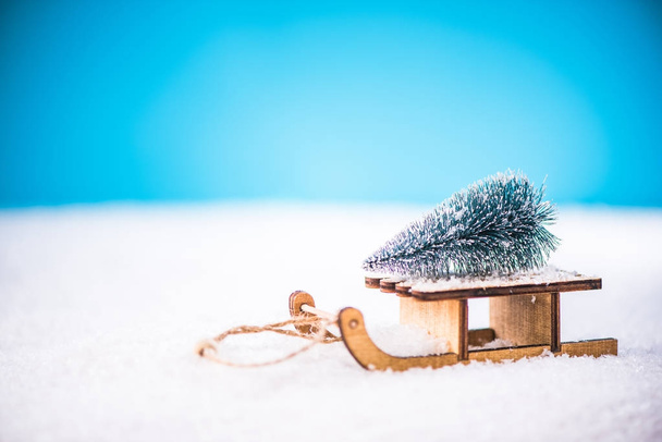 Árbol de Navidad en trineo de nieve
 - Foto, Imagen