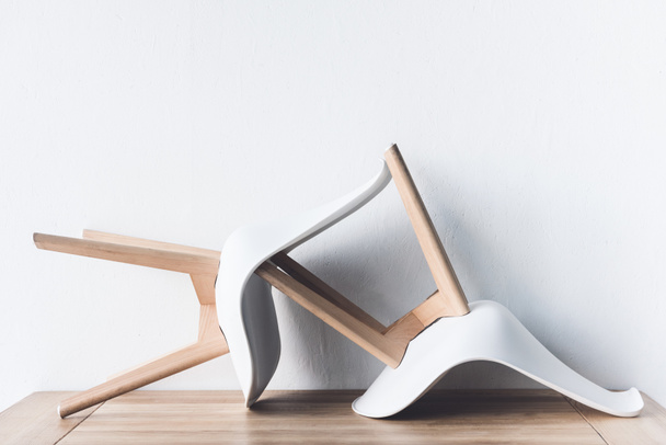 chairs on wooden tabletop - Foto, afbeelding