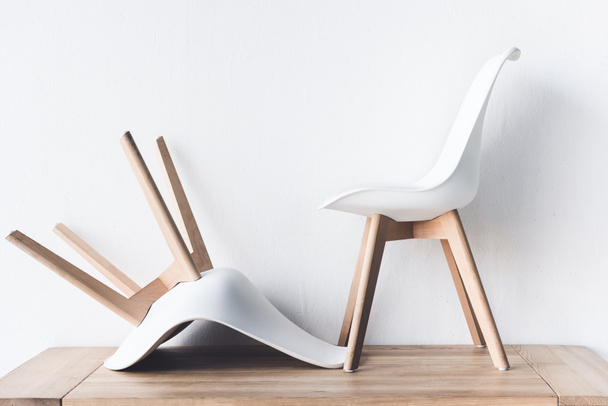 sillas sobre mesa de madera
 - Foto, Imagen