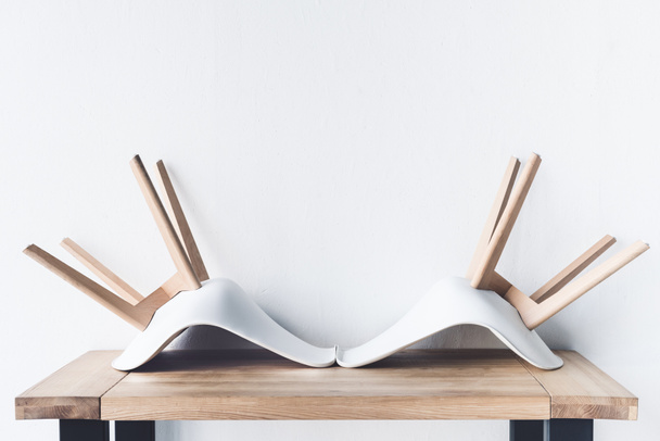 stoelen op houten tafelblad - Foto, afbeelding