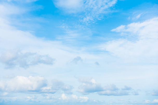 Nuage blanc sur ciel bleu - Photo, image