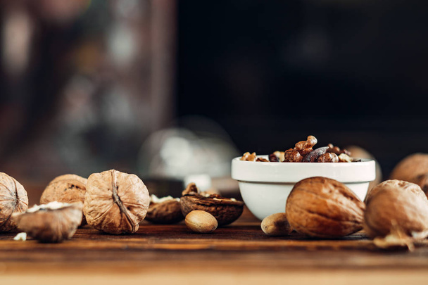 Сушеный орех полезен и натурален на деревянном подложке
 - Фото, изображение