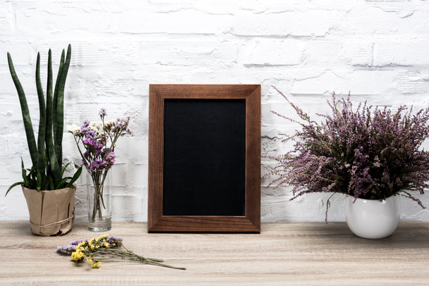 empty photo frame at workplace - Foto, imagen