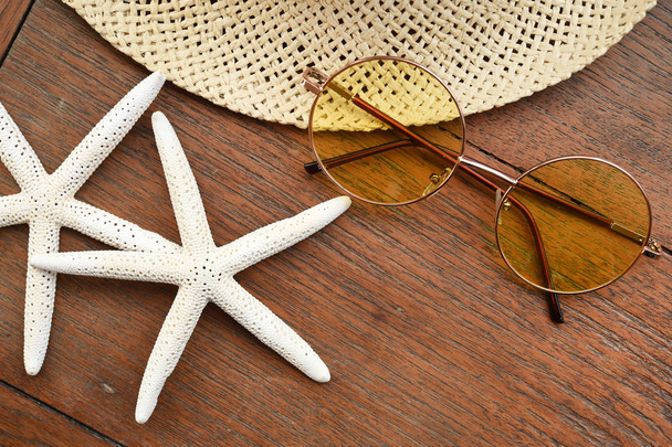 Sombrero de paja de verano y estrellas de mar
  - Foto, imagen