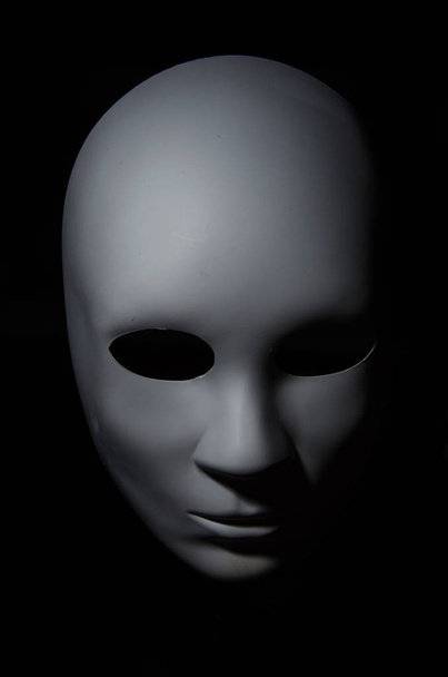 fekete-fehér fotó egy gyönyörű velencei maszkról - Fotó, kép