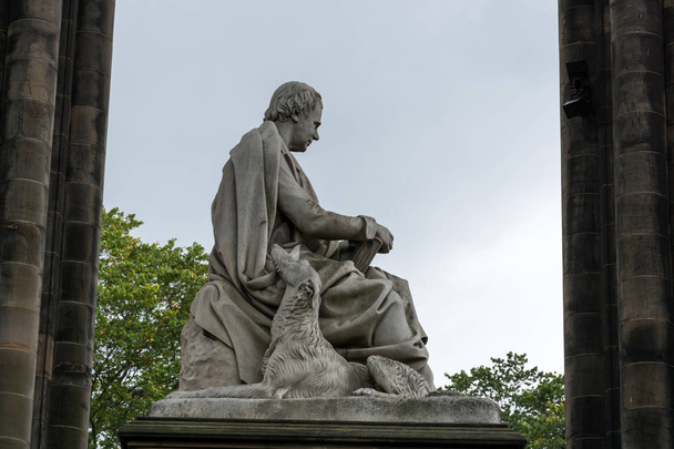 Sir Walter Scottin marmoripatsas Scott-muistomerkillä Edinbissä
 - Valokuva, kuva