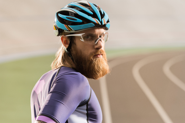 ciclista em capacete e óculos
 - Foto, Imagem