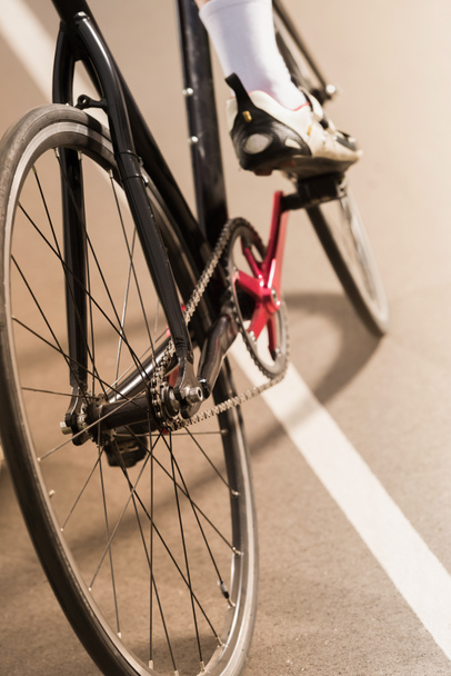 fietser fietsten op cyclus racecircuit - Foto, afbeelding