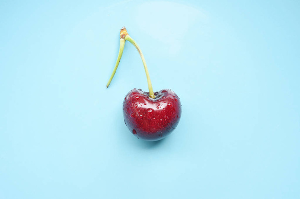 cherry świeże tabliczce - Zdjęcie, obraz