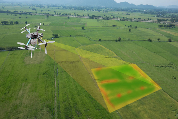 Drone dla rolnictwa, drone wykorzystania w różnych dziedzinach, jak analizy badań, bezpieczeństwa, ratownictwa, skanowanie technologii monitorowania gleby nawodnienie terenu, wydajność problem i wysyłania danych do inteligentnego rolnika na tablecie - Zdjęcie, obraz