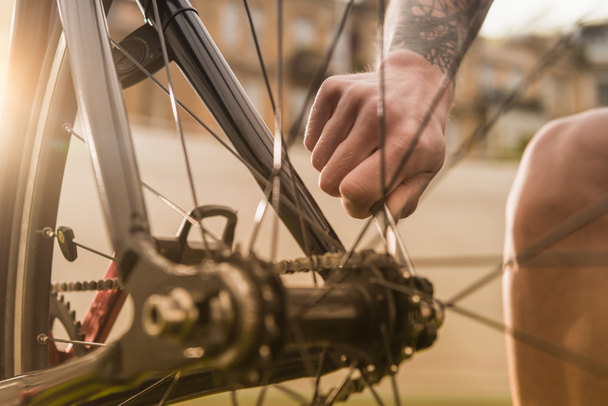 Hombre reparación de bicicleta
 - Foto, imagen