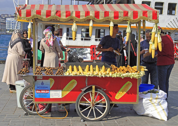 man is selling fried corn and chestnut outdoor in Istanbul - Foto, Imagem
