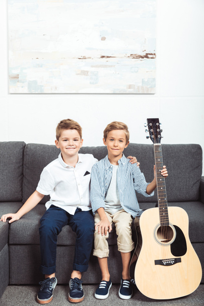 broertjes met gitaar - Foto, afbeelding