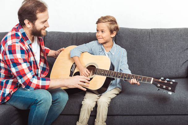 padre e hijo tocando la guitarra - Foto, imagen