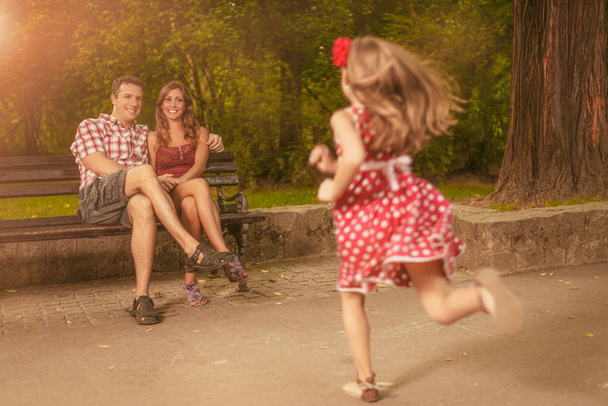 счастливая семья в парке - Фото, изображение