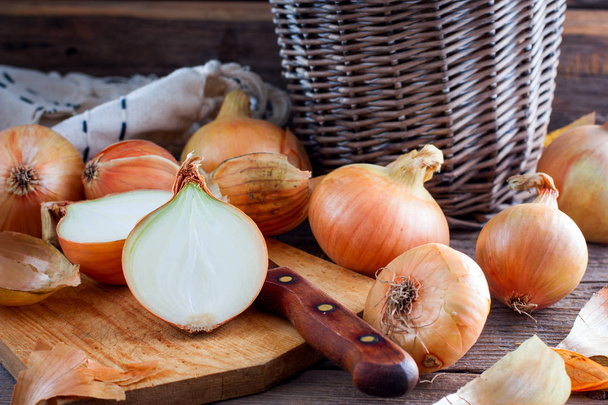 Cut onion on a wooden board, horizontal - Fotografie, Obrázek