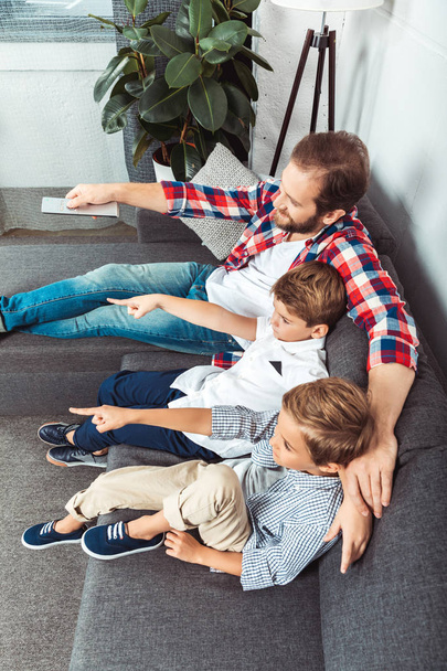ο πατέρας με γιοι βλέποντας τηλεόραση - Φωτογραφία, εικόνα