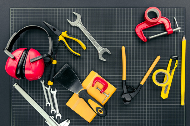 Reparement tools op ruitjespapier  - Foto, afbeelding
