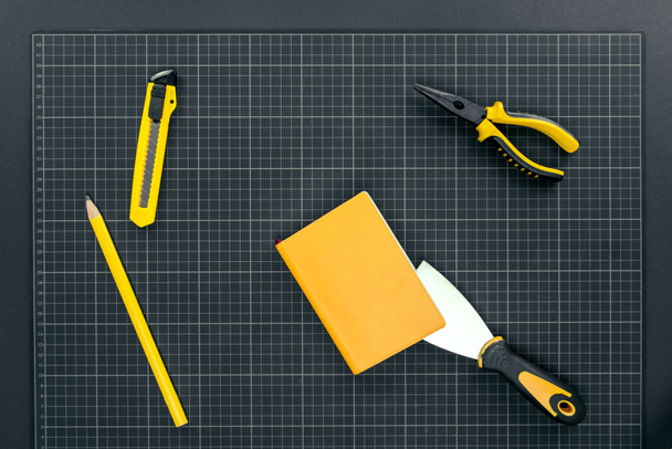 Caderno e ferramentas sobre papel gráfico
 - Foto, Imagem
