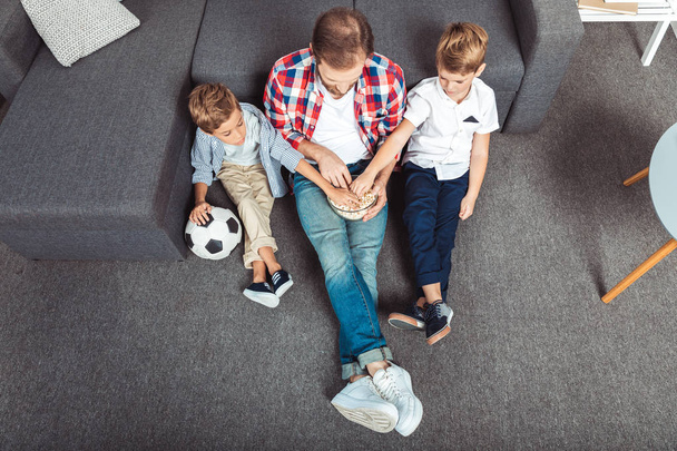 családi néz foci meccs otthon - Fotó, kép