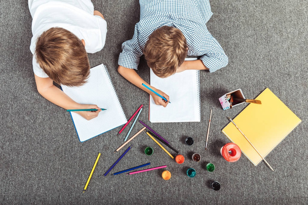 little boys drawing together - 写真・画像