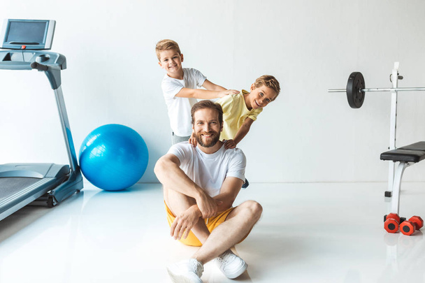 Vater mit Söhnen beim gemeinsamen Training - Foto, Bild